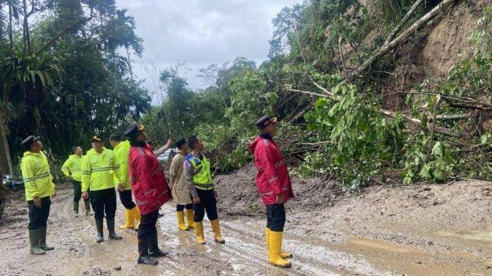 Suasana di Jalur lintas Medan-Berastagi masih tertutup longsor.
