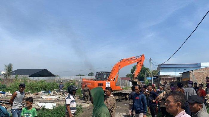 Suasana di Lokasi Eksekusi bangunan di Kampung Kompak, Jalan H Anif, Desa Sampali, Kecamatan Percut Seituan, Deliserdang, Kamis (30/5/2024).