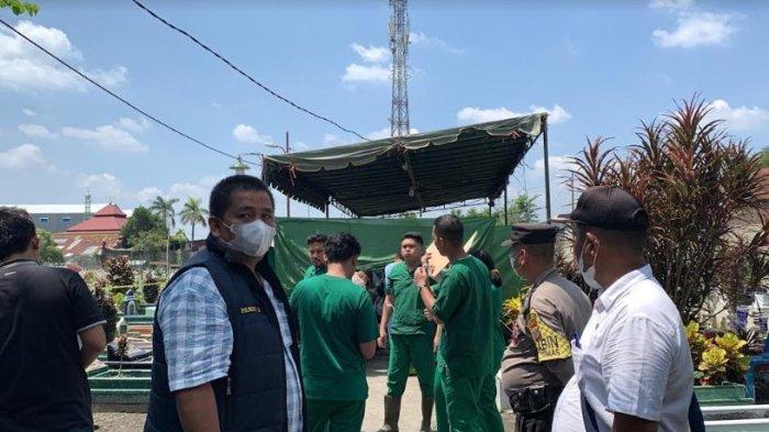 Suasana di TPU Tanjung Mulia Hilir, saat pembongkaran makam berlangsung, Rabu (5/6/2024).