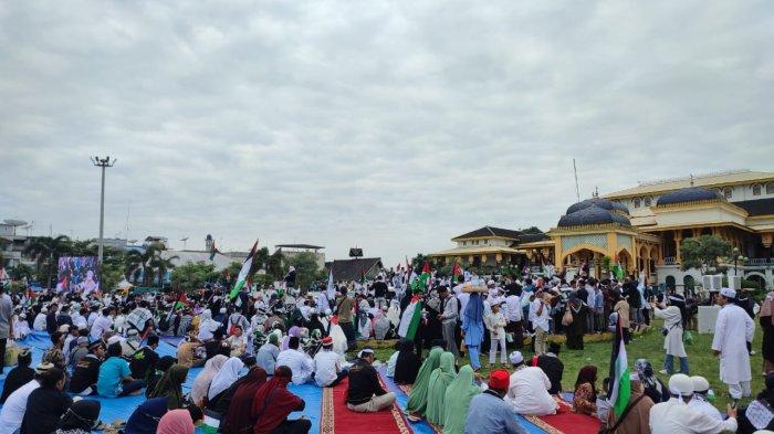 Suasana di halaman Istana Maimun, ribuan warga menggelar aksi solidaritas untuk warga Palestina. Minggu (10/12/2023).