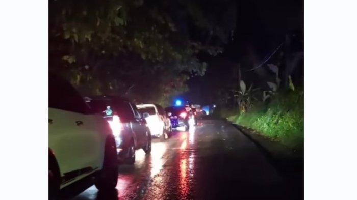 Suasana di jalur lintas Medan-Berastagi mengalami kemacetan, akibat longsor di Kilometer 38, Jalan Jamin Ginting, Deliserdang.