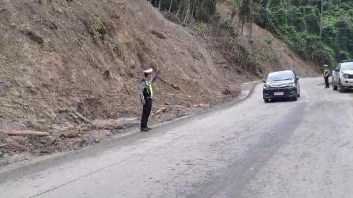 Suasana di jalur lintas Medan - Berastagi per hari ini jalan yang sempat tertutup longsor telah dapat dilalui oleh masyarakat.