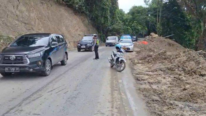 Suasana di jalur lintas Medan - Berastagi per hari ini jalan yang sempat tertutup longsor telah dapat dilalui oleh masyarakat.