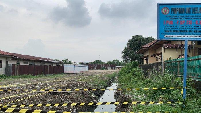 Suasana di proyek Kereta Api Jalan Setia Luhur, Kecamatan Medan Helvetia, tempat bocah kelas 4 SD tewas tenggelam, Kamis (25/4/2024).
