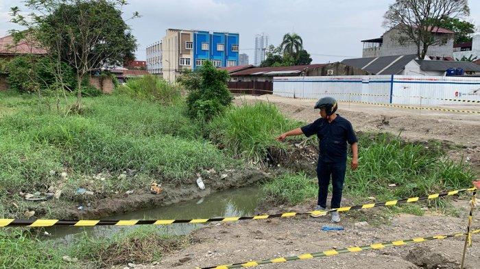 Suasana di proyek Kereta Api Jalan Setia Luhur, Kecamatan Medan Helvetia, tempat bocah kelas 4 SD tewas tenggelam, Kamis (25/4/2024).