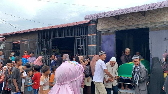 Suasana di rumah bocah yang tewas tenggelam di parit galian proyek Kereta Api Medan, Jalan Banteng, Kelurahan Sei Sikambing C, Kecamatan Medan Helvetia, Kamis (25/4/2025).