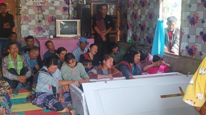 Suasana di rumah duka Atas Silaen, Kamis (8/5/2025). Atas Silaen menjadi korban lakalantas Bus ALS saat hendak kembali merantau ke Jakarta