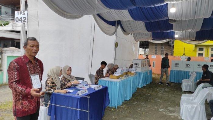 Suasana di tempat pemungutan suara (TPS) 042, Jalan Karya Bakti, Kelurahan Pangkalan Masyur, Kecamatan Medan Johor, Kota Medan, Rabu (14/2/2024). Mantan Gubernur Sumut Edy Rahmayadi sekaligus Ketua Tim Pemenangan Daerah (TPD) Calon Presiden nomor urut 1 pasangan Anies dan Cawapres Muhaimin (Amin), Sumut, Edy Rahmayadi akan menyalurkan hak pilihnya di sini.