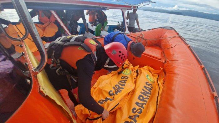 Suasana evakuasi korban kapal tenggelam.