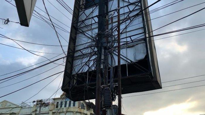 Suasana di lokasi kejadiannya di Jalan William Iskandar, terlihat kabel-kabel milik diduga Telkom yang semrawut