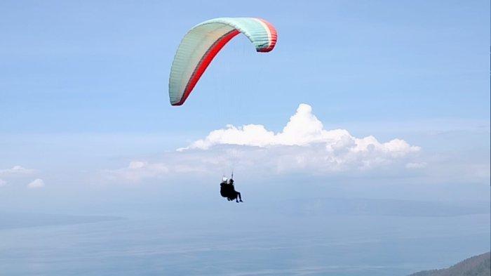Suasana kegiatan paralayang di Huta Ginjang, Kabupaten Tapanuli Utara.