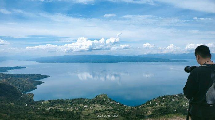 Suasana kegiatan paralayang di Huta Ginjang, Kabupaten Tapanuli Utara.