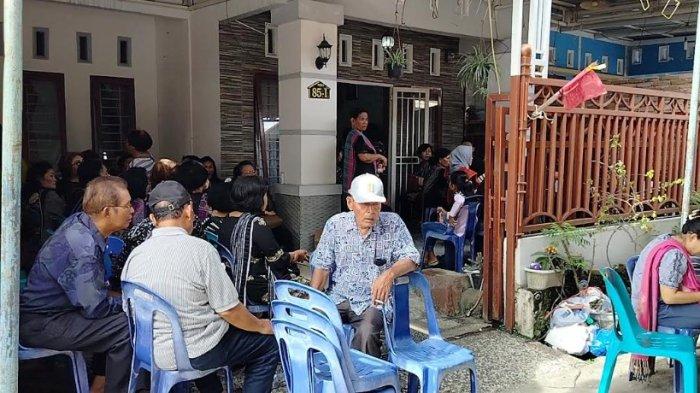 PEMBUNUHAN SOPIR TAKSOL: Suasana kondisi Rumah duka Taksi Online ramai dikunjungi para pelayat di Jalan Cempaka Ujung, Gang Kemangi, Kelurahan Tanjung Gusta, Kecamatan Medan Helvetia. Kamis (10/4/2025).