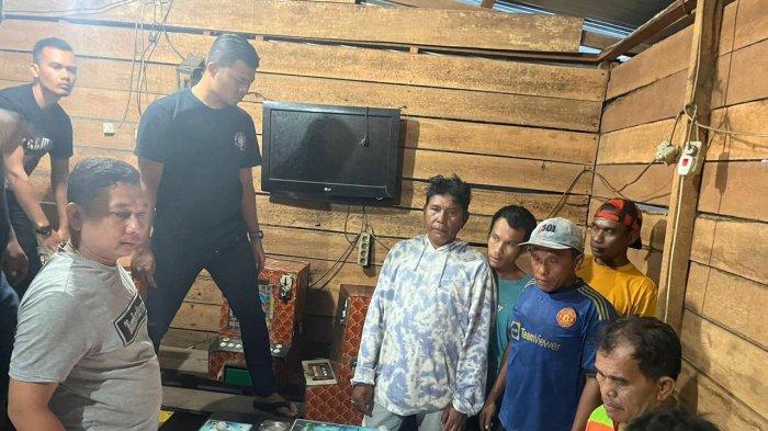 Suasana lapak judi yang digerebek polisi di Jalan Perikanan Gabion, Kelurahan Bagan Deli, Kecamatan Medan Belawan.