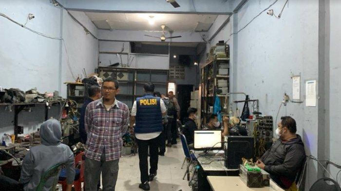 Suasana penggrebekan di salah satu ruko yang dijadikan tempat menambang bitcoin di Jalan Gagal Hitam, Kecamatan Medan Sunggal, Minggu (24/12/2023). TRIBUN-MEDAN/ALFIANSYAH