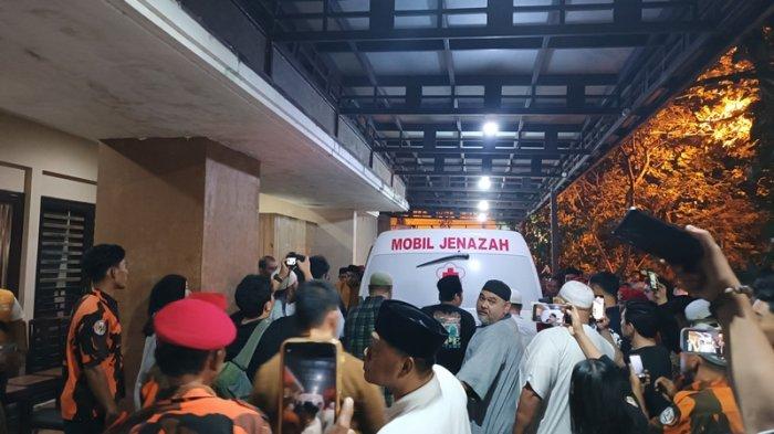 Suasana ratusan pelayat sambut kedatangan jenazah sekjen Hanura, Kodrat Shah di rumah duka, Jalan Tulip No 27 Komplek Cemara Asri Deliserdang, Jumat (1/12/2023) dini hari.