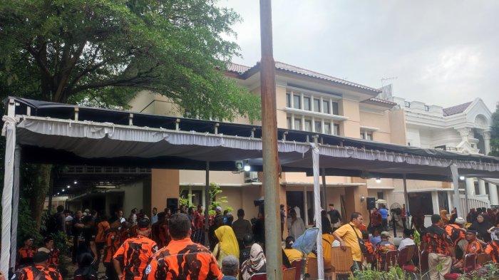 Suasana rumah duka Kodrat Shah di Jalan Tulip, Komplek Cemara Asri Deli Serdang.