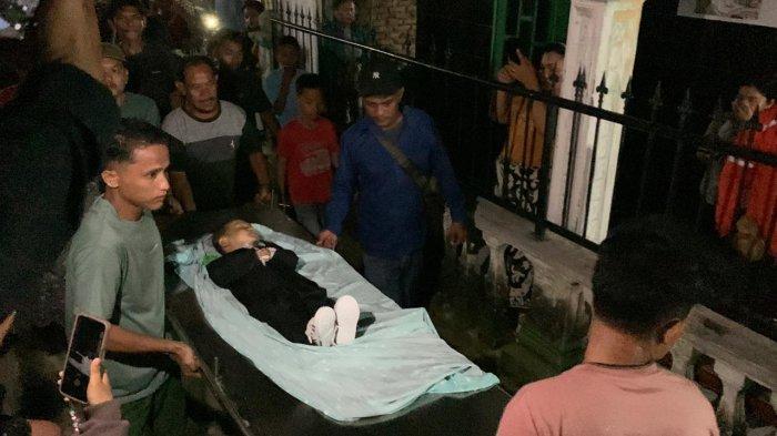 Suasana saat jenazah Daren Simarmata (1,5) salah satu korban penikaman tiba di rumah duka Jalan Masjid, gang Dahlia, Kecamatan Percut Seituan, Deliserdang. Tampak sejumlah warga dan keluarga menyambut kedatangan jasad korban, Senin (9/12/2024). TRIBUN-MEDAN/ALFIANSYAH