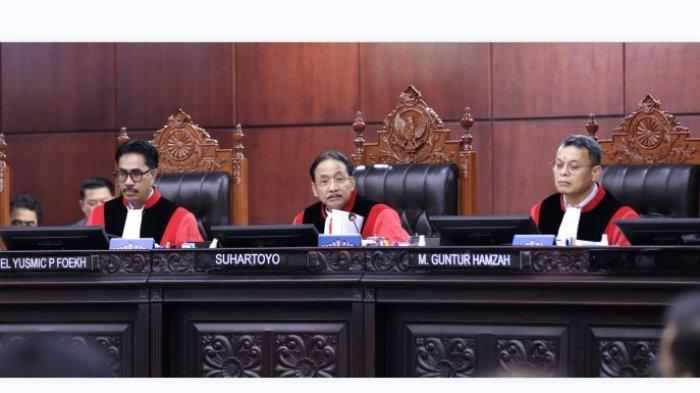 Suasana sidang panel Hakim 1 yang dipimpin Ketua MK Suhartoyo bersama dengan Hakim Konstitusi Daniel Yusmic P. Foekh dan Hakim Konstitusi M. Guntur Hamzah pada Senin (13/1/2025).