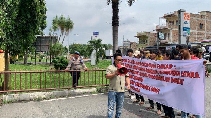 Suasana unjuk rasa di depan Polda Sumut, mereka meminta agar Polda Sumut segera memproses laporannya terkait pembangunan salah satu rumah sakit swasta yang menutup akses warga di Jalan Brigjen Katamso, Kelurahan Sei Mati, Kecamatan Medan Maimun, Senin (12/8/2024).