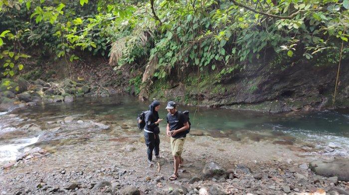 Sejumlah pengunjung sedang menikmati tempat wisata aliran sungai Sikabung-kabung di Jalan Besar Kutalimbaru, Dusun Sikabung-kabung, Kabupaten Deliserdang.