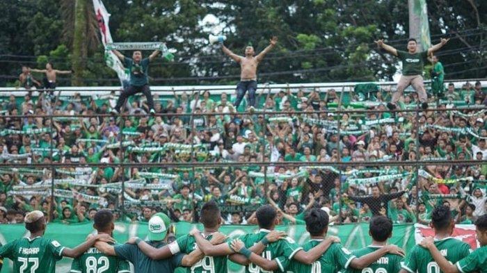Skuat PSMS Medan menyapa para suporter di Stadion Teladan, Medan, usai menang tipis melawan Karo United 1-0 beberapa waktu lalu.