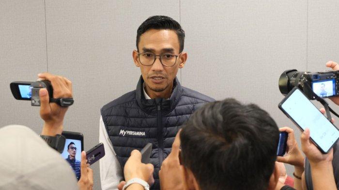 Area Manager Communication, Relations & CSR Pertamina Patra Niaga Regional Sumbagut, Susanto August Satria saat diwawancarai.