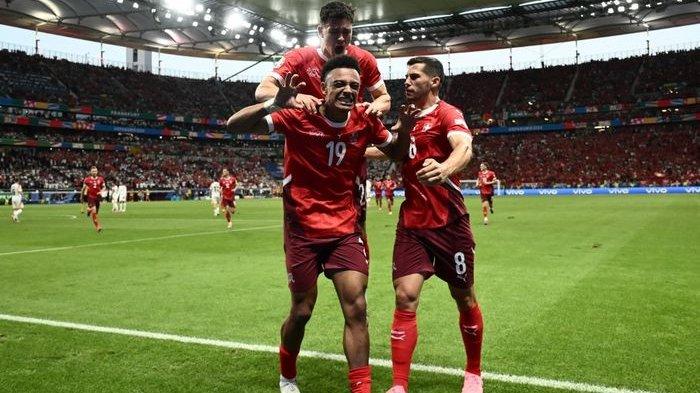 Dan Ndoye merayakan gol untuk timnas Swiss ke gawang Jerman pada duel Grup A Euro 2024 di Frankfurt (23/6/2024). Swiss dampingi timnas Jerman ke babak 16 besar.