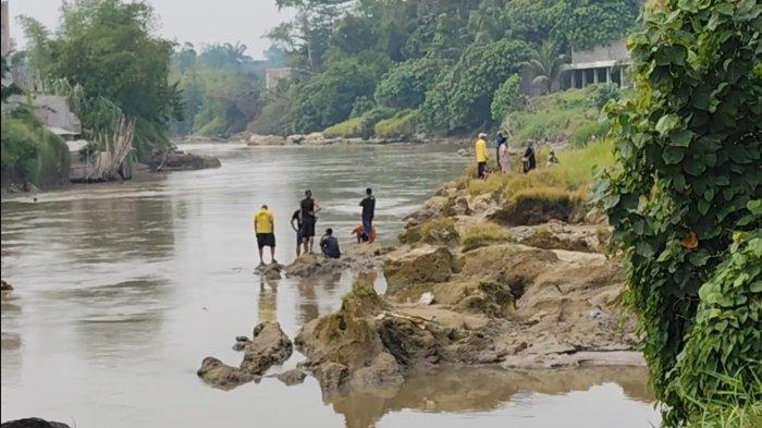 TENGGELAM- Situasi terkini pencarian dua orang hanyut di Sungai Silau, Kisaran, Asahan, Kamis (3/7/2025). Satu dari dua korban merupakan calon jaksa Pidsus Kejari Simalungun, Reynanda Pria Ginting.