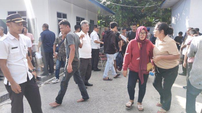 TKI non prosedural saat di tampung di kantor Camat Pantai Labu Rabu, (10/1/2024).