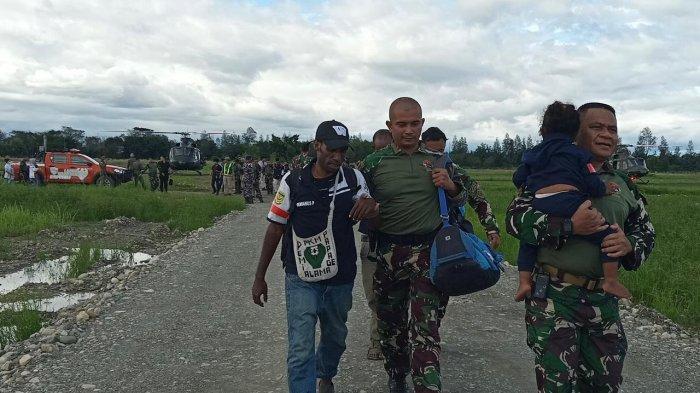 Prajurit TNI berhasil mengevakuasi para tenaga kesehatan (nakes), guru dan anak-anak dari lokasi kejadian di Distrik Alama. Terdapat total 13 orang warga sipil biasa meliputi 8 Nakes, 2 guru dan 3 anak-anak yang berhasil dievakuasi. (Dispenad)