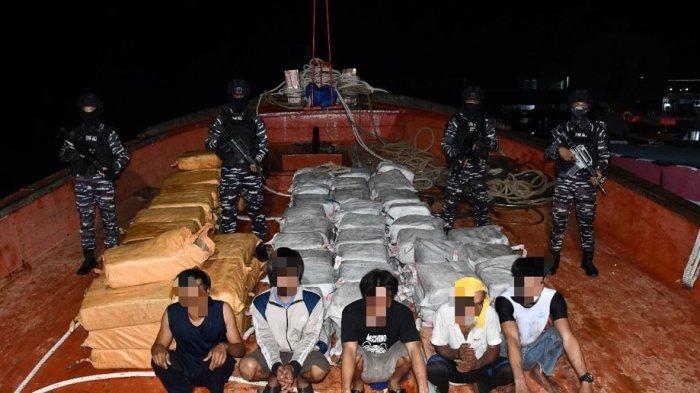 PENYELUNDUPAN NARKOTIKA: Tim Fleet One Quick Response (F1QR) Pangkalan TNI AL Tanjung Balai Karimun (TBK) menggagalkan penyelundupan narkotika berskala besar yang dibawa oleh kapal ikan asing berbendera Thailand di perairan Selat Durian, Kabupaten Tanjung Balai Karimun, Rabu (14/5/2025). Kapal Aungtoetoe 99 tersebut membawa narkotika seberat 1.905 kilogram atau 1,9 ton yang terdiri dari 1.200 kg kokain dan 705 kg sabu-sabu. (DOK PUSPEN TNI)