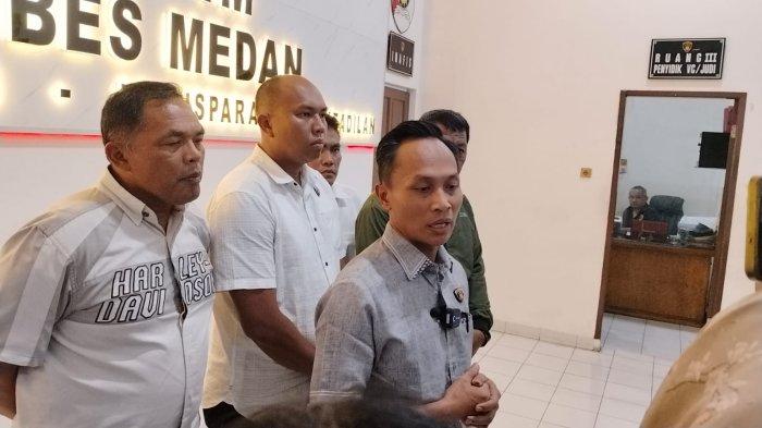TUDINGAN- Kasat Reskrim Polrestabes Medan AKBP Bayu Putro, didampingi Wakasat Reskrim Kompol Alexander Piliang saat diwawancarai soal tudingan melepaskan tersangka pembunuhan mantan personel TNI, Selasa (18/2/2025). Polisi menyebut mereka menangguhkan penahanan Juariah.