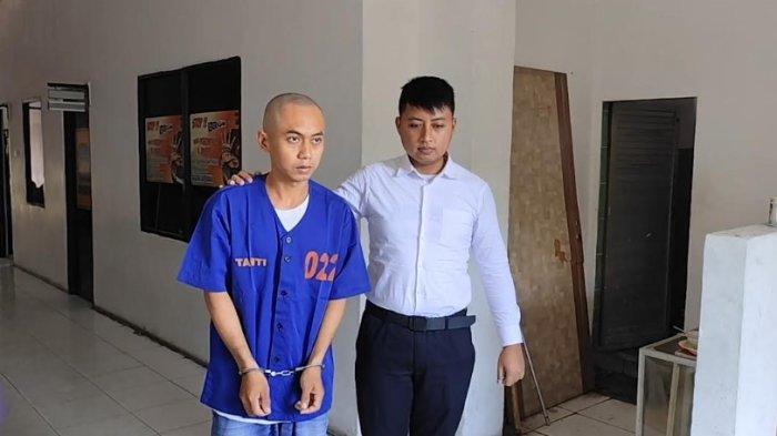 ISTRI BACOK SUAMI: Tampang Agus (29) warga Desa Tanjung Asri, Kecamatan Sei Dadap, Kabupaten Asahan diamankan polisi setelah nekat menganiaya istrinya Pitria Ningsih (29) di Via Permai, Lingkungan 4, Kelurahan Siumbut-umbut, Kecamatan Kisaran Timur, Kabupaten Asahan, Senin (14/7/2025). (Alif Alqadri Harahap/tribun-medan.com)