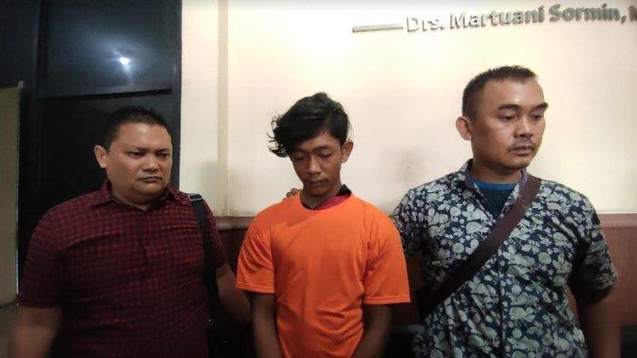 Tampang Aidi Priasisko (Sebelumnya disebut Nico) pria yang membunuh ayahnya bernama Asmar bernama Asmar (53), di Perumahan Puri Kenangan, Gang PT Indofarm, Dusun VI, Desa Patumbak II, Kecamatan Patumbak, Kabupaten Deli Serdang, Sumatera Utara, saat dipaparkan di Polsek Patumbak, Jumat (6/9/2024). Ia membunuh ayahnya lantaran kesal tak diajak pindah rumah bersama ayahnya.