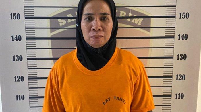 Tampang Juariah (40) istri personel TNI aktif bernama Serka Holmes Sitompul yang terlibat pembunuhan mantan personel TNI bernama Andreas Sianipar usai ditangkap, Kamis (23/1/2025). Ia berperan sebagai orang yang menyuruh pelaku lain menjemput korban.