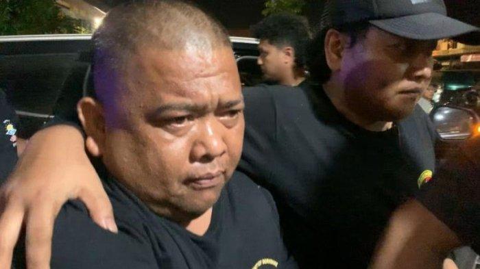 Tampang Samsul Tarigan saat digiring menuju ke gedung Sat Reskrim Polrestabes Medan, Kamis (9/11/2023). TRIBUN-MEDAN/ALFIANSYAH