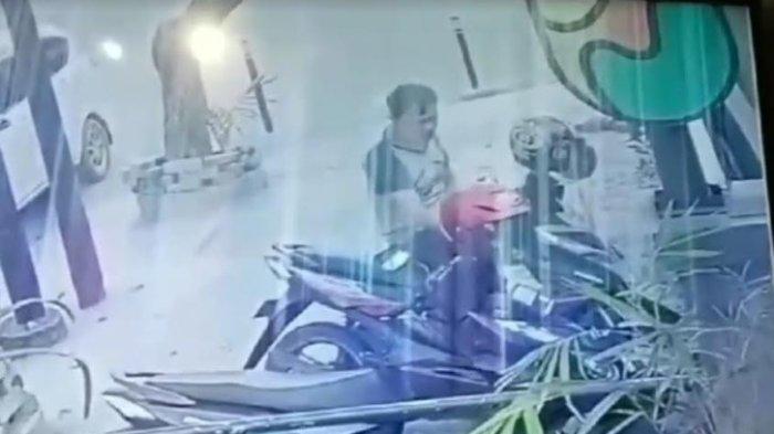 Tampang pelaku maling motor di komplek Tasbih II Jalan Ringroad, Kota Medan, yang terekam kamera pengawas CCTV.