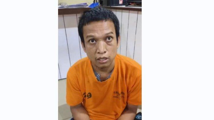 Tampang pelaku penikaman 3 bocah yang merupakan tetangganya, saat diintrogasi polisi.
