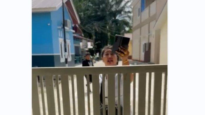 Tampang polwan Polrestabes Medan, Bripka Lila Atsari yang bikin onar di rumah Jalan Tengku Hasim Utama, Kelurahan Bandar Utama, Kecamatan Tebingtinggi Kota. Kejadian ini terjadi, pada Sabtu (14/12/2024).