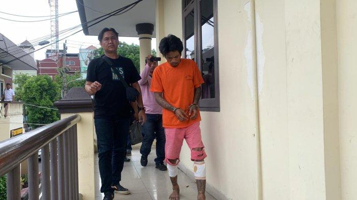 Tampang residivis pencurian sepeda motor yang ditembak oleh polisi, pada saat digiring oleh petugas, Kamis (18/4/2024).