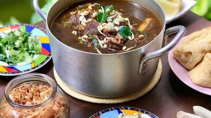 Tampilan Rawon, masakan khas Indonesia berupa sup daging berkuah hitam dengan campuran bumbu khas yang menggunakan kluwek.