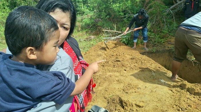 Tangis pilu Sundayani Agustina Manurung atas kepergian sang kakak, Lisna Manurung (30), untuk selamanya. Sundayani Agustina Manurung dan Lisna Manurung merupakan dua kakak beradik yang dilahirkan seorang ibu R Br Nababan. Mereka tinggal di Naga Saribu I, Lintong Nihuta, Kabupaten Humbang Hasundutan, Sumatera Utara. Menilik dari akun Facebooknya, Lisna Manurung berusia 30 tahun, meninggalkan dua anak yang masih kecil-kecil. Satu anak berusia 3 tahun dan si bungsu masih berusia 1,5 tahun. Kini, viral di media sosial kronologi kematian sang kakak, Lisna Manurung alias Mak Kokoh itu. Lisna Manurung (30) meninggal dunia disebut tidak wajar di dalam rumahnya pada Jumat (26/12/2023) sekitar pukul 18:30 WIB. (FB/Sundayani Agustina Manurung)