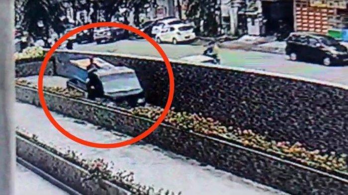Tangkap layar CCTV sebuah mobil diduga bawa bak berisikan mayat yang melintas keluar dari dalam kampus UNPRI, Kamis (7/12/2023).