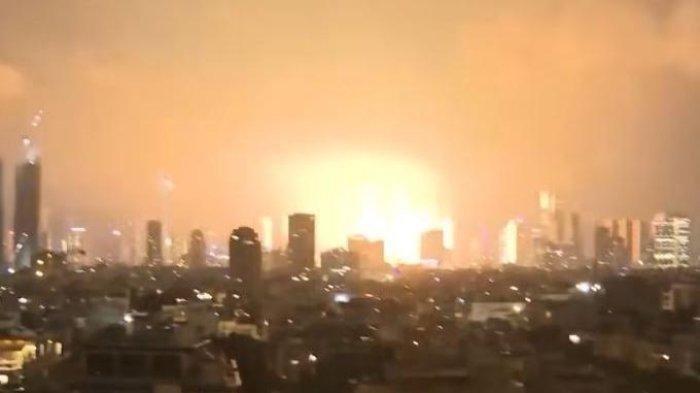 IRAN VS ISRAEL - Tangkap layar video serangan balasan Iran ke Israel. Iran mengatakan telah menembakkan ratusan rudal balistik ke Israel sebagai balasan atas serangan terhadap fasilitas nuklir dan para pemimpin militernya, Jumat (13/6/2025). Beberapa rudal menghindari sistem pertahanan Iron Dome dan menghantam pusat kota Tel Aviv. Serangan balasan Iran ke Israel pada Jumat malam berdampak di sejumlah kota, seperti Tel Aviv, Ramat Gan, hingga Ashkelon.