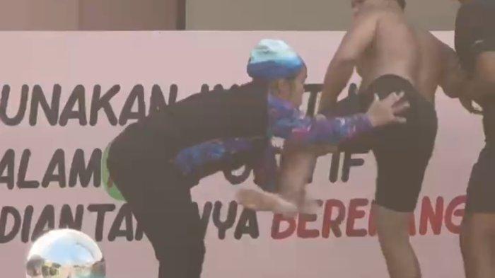 Tangkapan layar video amatir warga yang memperlihatkan oknum pelatih renang tendang alat vital seorang guru olahraga wanita di Kolam Renang Sabty Garden, Jalan Diponegoro, Kabupaten Asahan.