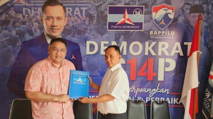 Ketua Bappilu Partai Demokrat, Andi Arief, menyerahkan surat rekomendasi penugasan bakal Calon Wakil Gubernur Sumatera Utara kepada Teguh Santosa di kantor DPP Partai Demokrat, Jalan Proklamasi, Jakarta Pusat, Selasa (28/5/2024).