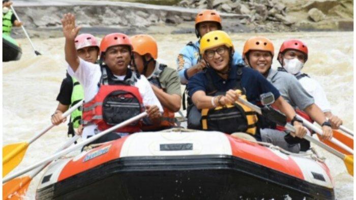 Bupati Sergai Darma Wijaya dan Wakilnya Adlin Tambunan bersama Menparekraf Sandiaga Uno menikmati aliran sungai Bah Bolon sambil berarung jeram yang menjadi satu di antara destinasi wisata di kawasan Sergai.