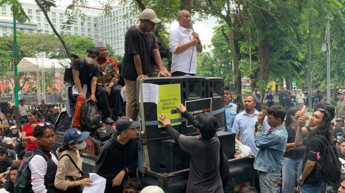 Ketua DPRD Sumatera Utara Sutarto, menerima ratusan massa dari Aliansi Kemarahan Buruh dan Rakyat Sumatera Utara (Akbar Sumut) melakukan demonstrasi di depan Kantor DPRD Sumatera Utara (Sumut), Medan, Jumat (23/8/2024).