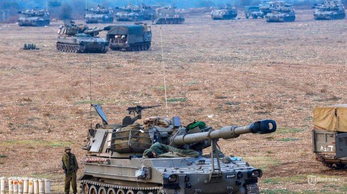Tentara Israel siap saga dengan tank meriam artileri di lokasi yang dirahasiakan di Israel utara yang berbatasan dengan Lebanon pada 8 Oktober 2023. (JALAA MAREY / AFP) (AFP/JALAA MAREY)